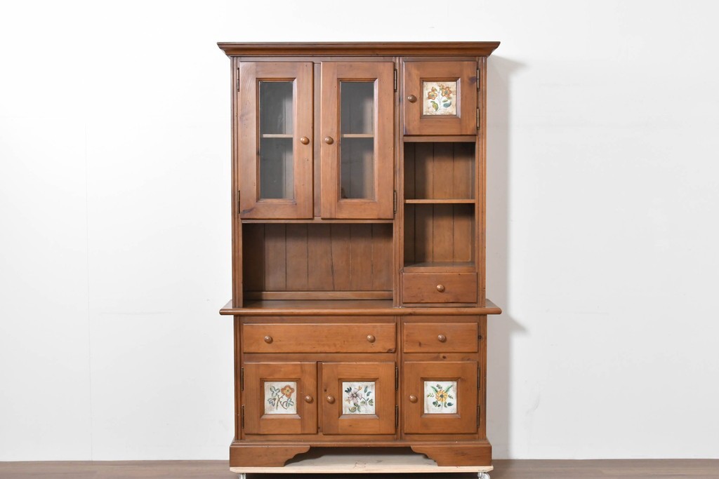 中古　美品　希少な廃番品　ACTUS(アクタス)取り扱い　バレンシアシリーズ　花柄タイルが愛らしいパイン材カップボード　(R-086313)