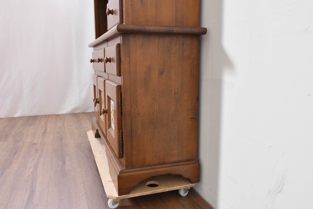 中古　美品　希少な廃番品　ACTUS(アクタス)取り扱い　バレンシアシリーズ　花柄タイルが愛らしいパイン材カップボード　(R-086313)