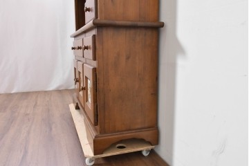 中古　美品　希少な廃番品　ACTUS(アクタス)取り扱い　バレンシアシリーズ　花柄タイルが愛らしいパイン材カップボード　(R-086313)