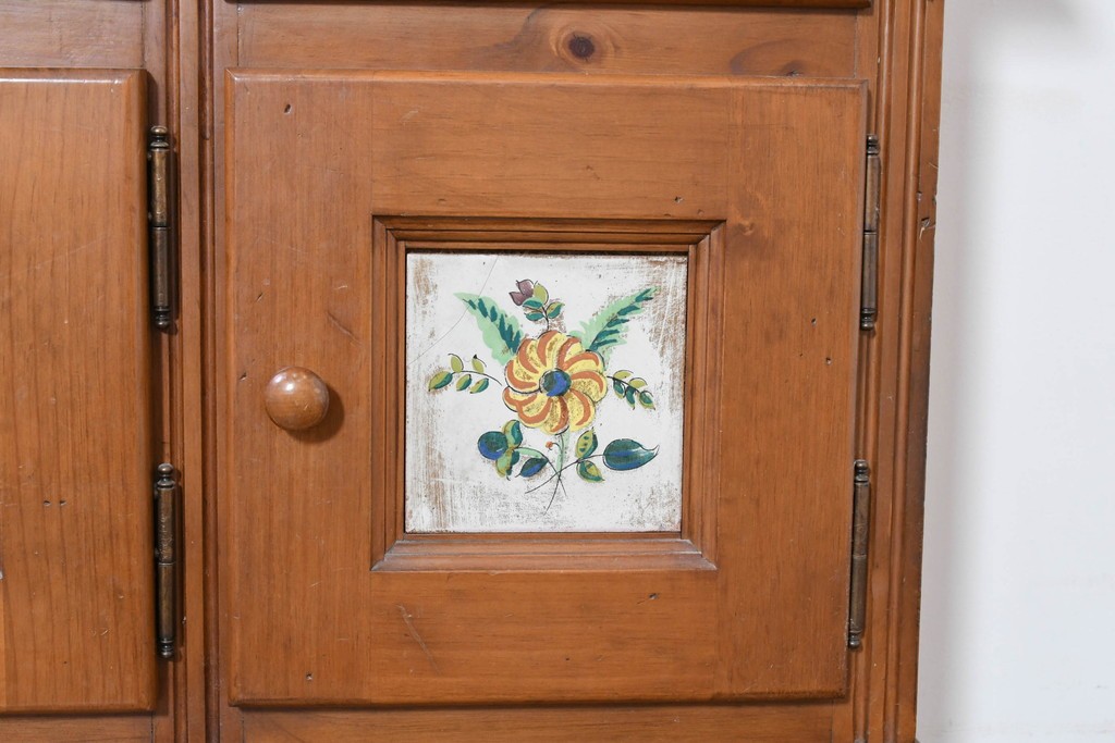 中古　美品　希少な廃番品　ACTUS(アクタス)取り扱い　バレンシアシリーズ　花柄タイルが愛らしいパイン材カップボード　(R-086313)