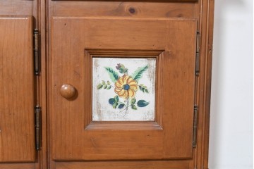 中古　美品　希少な廃番品　ACTUS(アクタス)取り扱い　バレンシアシリーズ　花柄タイルが愛らしいパイン材カップボード　(R-086313)