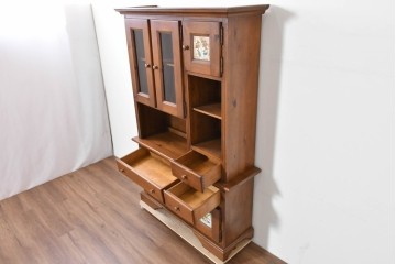 中古　美品　希少な廃番品　ACTUS(アクタス)取り扱い　バレンシアシリーズ　花柄タイルが愛らしいパイン材カップボード　(R-086313)