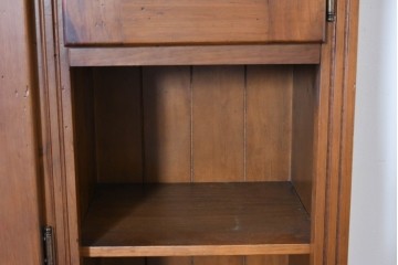 中古　美品　希少な廃番品　ACTUS(アクタス)取り扱い　バレンシアシリーズ　花柄タイルが愛らしいパイン材カップボード　(R-086313)