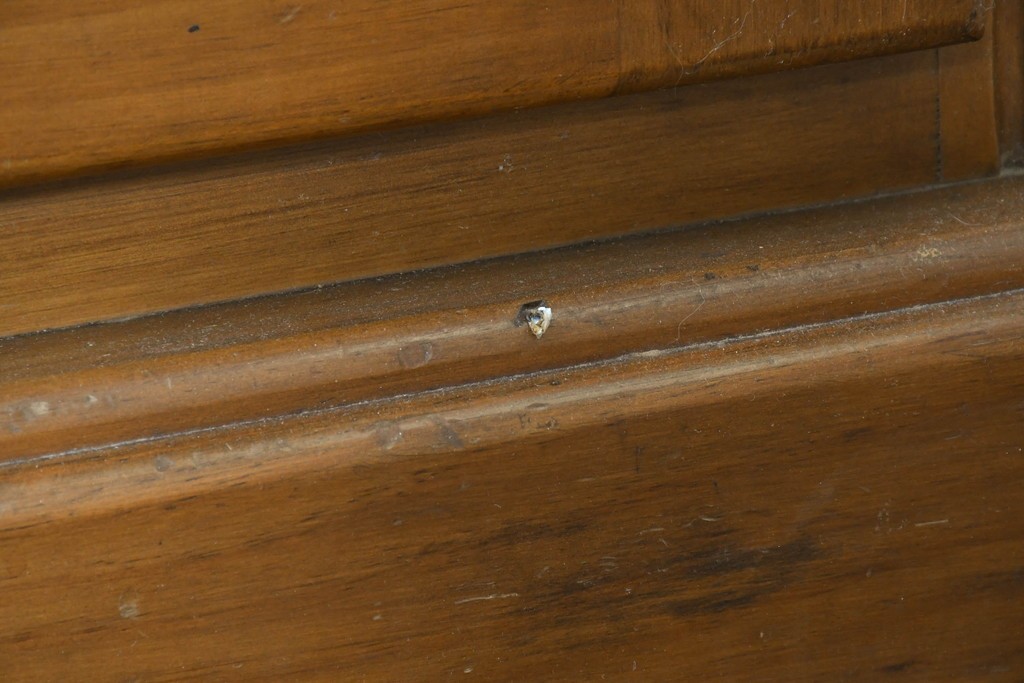 中古　美品　希少な廃番品　ACTUS(アクタス)取り扱い　バレンシアシリーズ　花柄タイルが愛らしいパイン材カップボード　(R-086313)