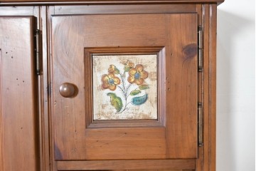 中古　美品　希少な廃番品　ACTUS(アクタス)取り扱い　バレンシアシリーズ　花柄タイルが愛らしいパイン材カップボード　(R-086313)