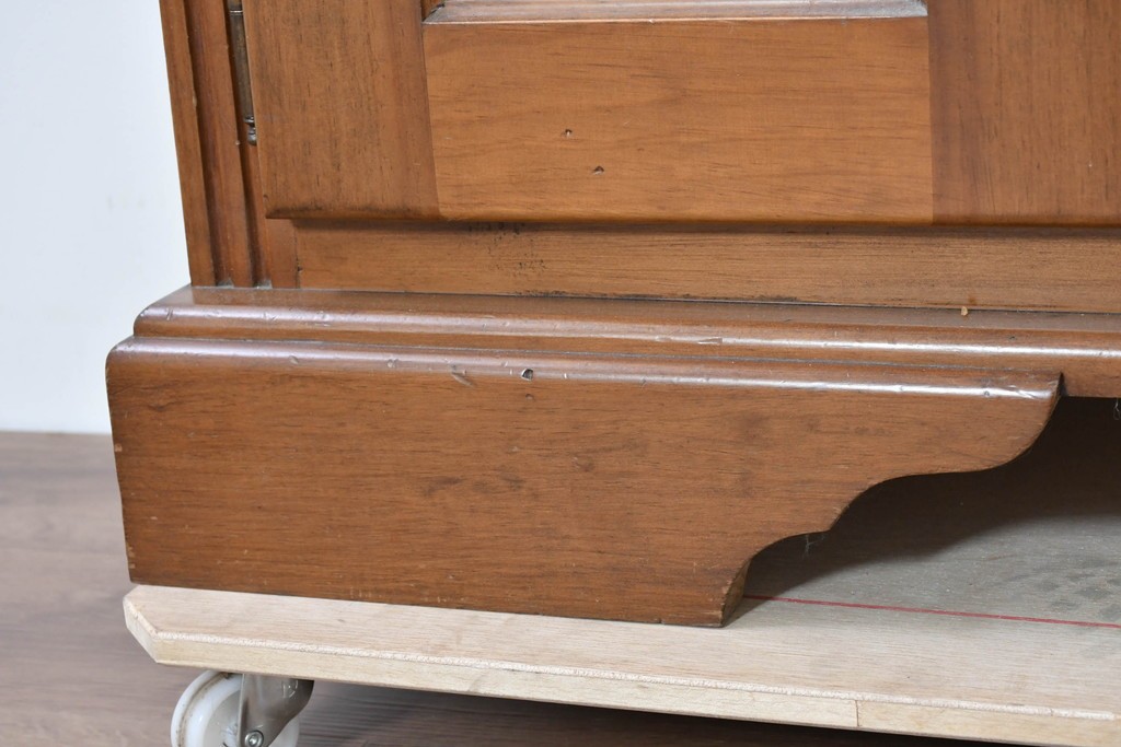 中古　美品　希少な廃番品　ACTUS(アクタス)取り扱い　バレンシアシリーズ　花柄タイルが愛らしいパイン材カップボード　(R-086313)