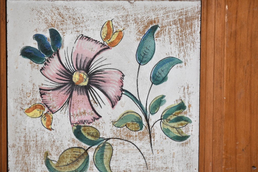 中古　美品　希少な廃番品　ACTUS(アクタス)取り扱い　バレンシアシリーズ　花柄タイルが愛らしいパイン材カップボード　(R-086313)