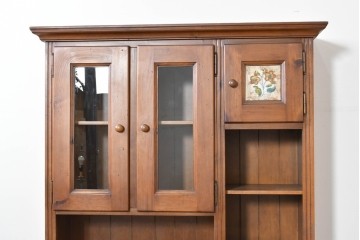 中古　美品　希少な廃番品　ACTUS(アクタス)取り扱い　バレンシアシリーズ　花柄タイルが愛らしいパイン材カップボード　(R-086313)