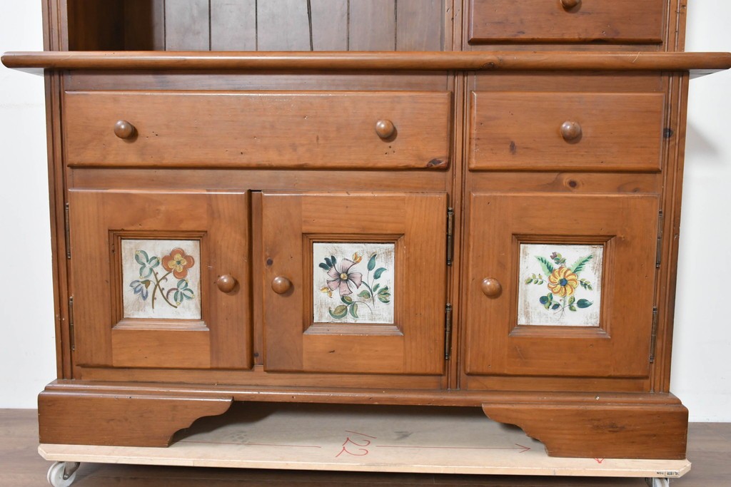 中古　美品　希少な廃番品　ACTUS(アクタス)取り扱い　バレンシアシリーズ　花柄タイルが愛らしいパイン材カップボード　(R-086313)