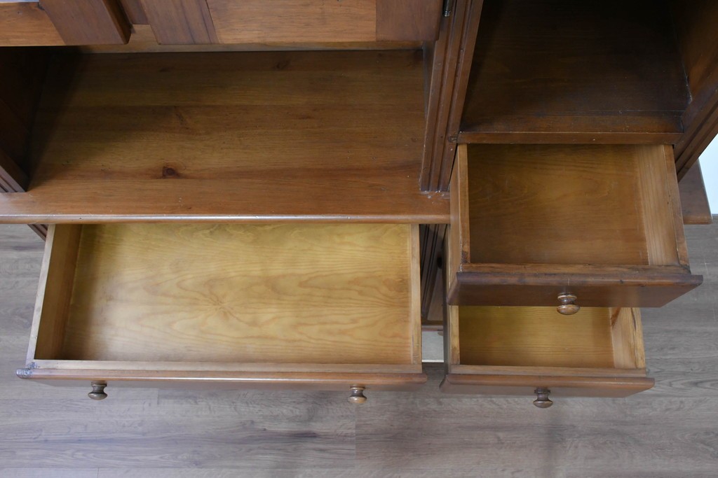 中古　美品　希少な廃番品　ACTUS(アクタス)取り扱い　バレンシアシリーズ　花柄タイルが愛らしいパイン材カップボード　(R-086313)