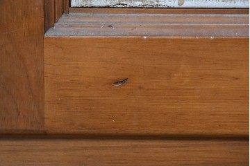 中古　美品　希少な廃番品　ACTUS(アクタス)取り扱い　バレンシアシリーズ　花柄タイルが愛らしいパイン材カップボード　(R-086313)