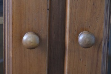 中古　美品　希少な廃番品　ACTUS(アクタス)取り扱い　バレンシアシリーズ　花柄タイルが愛らしいパイン材カップボード　(R-086313)