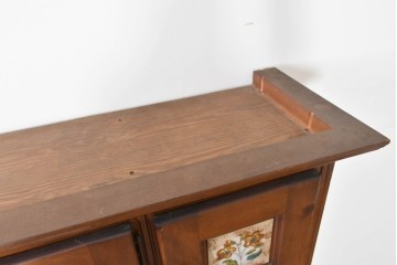 中古　美品　希少な廃番品　ACTUS(アクタス)取り扱い　バレンシアシリーズ　花柄タイルが愛らしいパイン材カップボード　(R-086313)