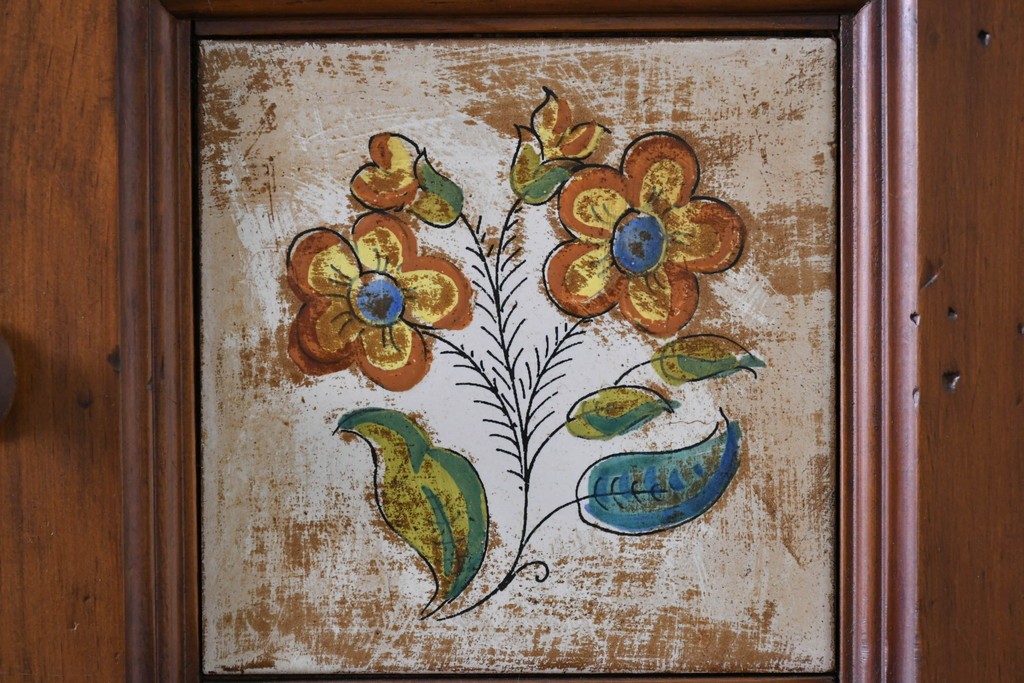中古　美品　希少な廃番品　ACTUS(アクタス)取り扱い　バレンシアシリーズ　花柄タイルが愛らしいパイン材カップボード　(R-086313)