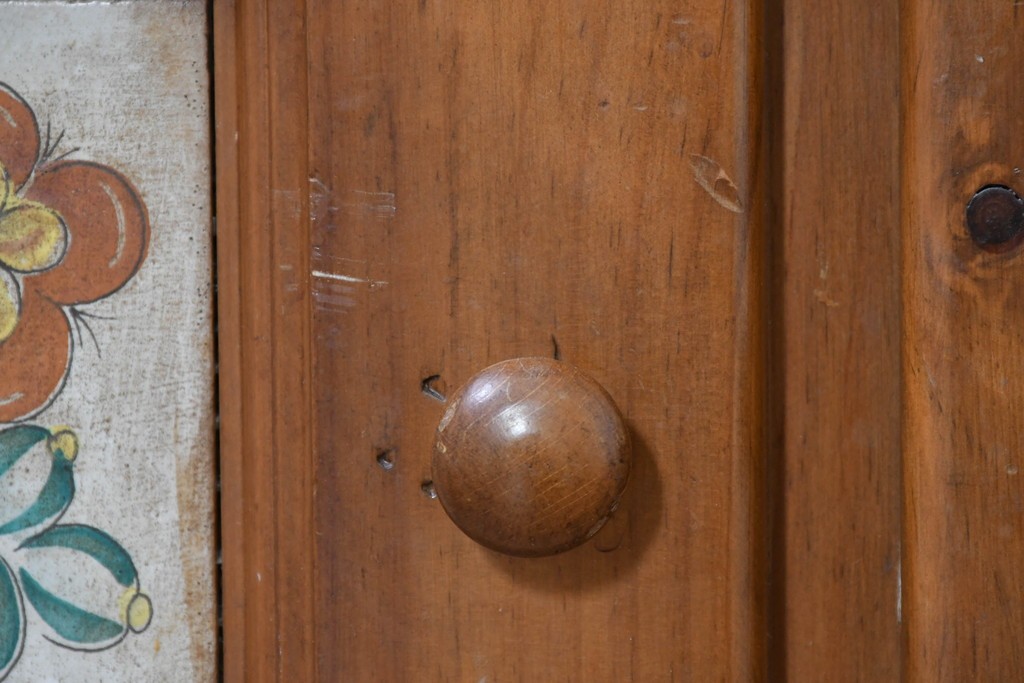 中古　美品　希少な廃番品　ACTUS(アクタス)取り扱い　バレンシアシリーズ　花柄タイルが愛らしいパイン材カップボード　(R-086313)