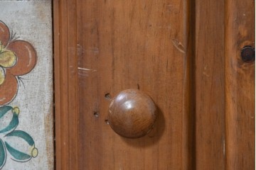 中古　美品　希少な廃番品　ACTUS(アクタス)取り扱い　バレンシアシリーズ　花柄タイルが愛らしいパイン材カップボード　(R-086313)