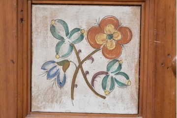 中古　美品　希少な廃番品　ACTUS(アクタス)取り扱い　バレンシアシリーズ　花柄タイルが愛らしいパイン材カップボード　(R-086313)