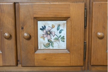 中古　美品　希少な廃番品　ACTUS(アクタス)取り扱い　バレンシアシリーズ　花柄タイルが愛らしいパイン材カップボード　(R-086313)