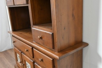 中古　美品　希少な廃番品　ACTUS(アクタス)取り扱い　バレンシアシリーズ　花柄タイルが愛らしいパイン材カップボード　(R-086313)