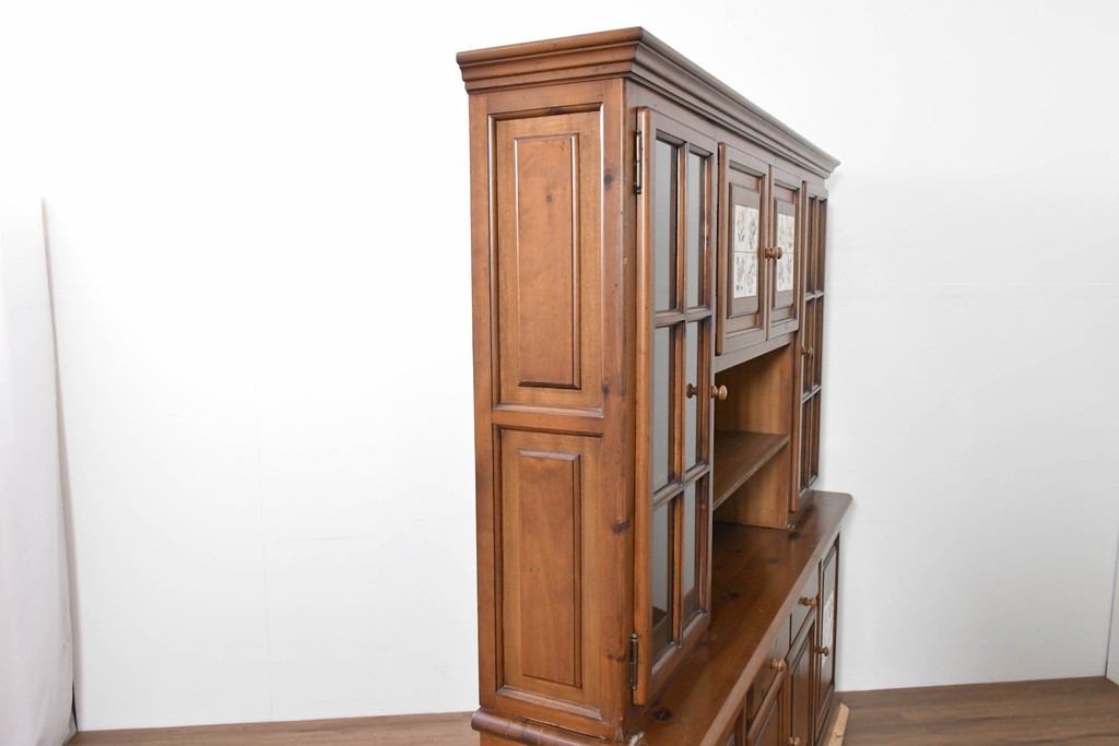 中古　美品　希少な廃番品　ACTUS(アクタス)取り扱い　バレンシアシリーズ　パイン材　花柄タイルが可愛らしい大型のカップボード(R-086314)