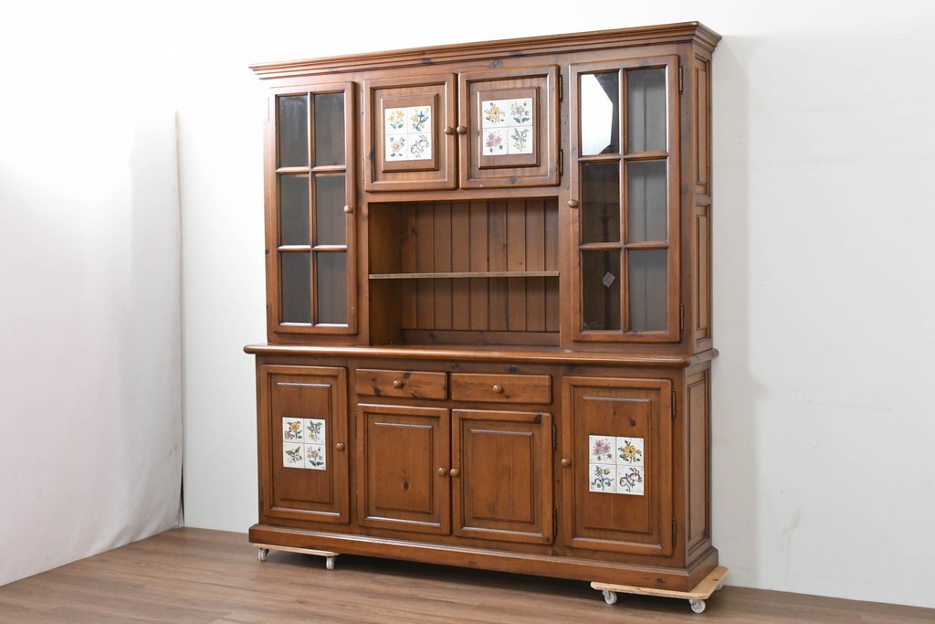 中古　美品　希少な廃番品　ACTUS(アクタス)取り扱い　バレンシアシリーズ　パイン材　花柄タイルが可愛らしい大型のカップボード(R-086314)