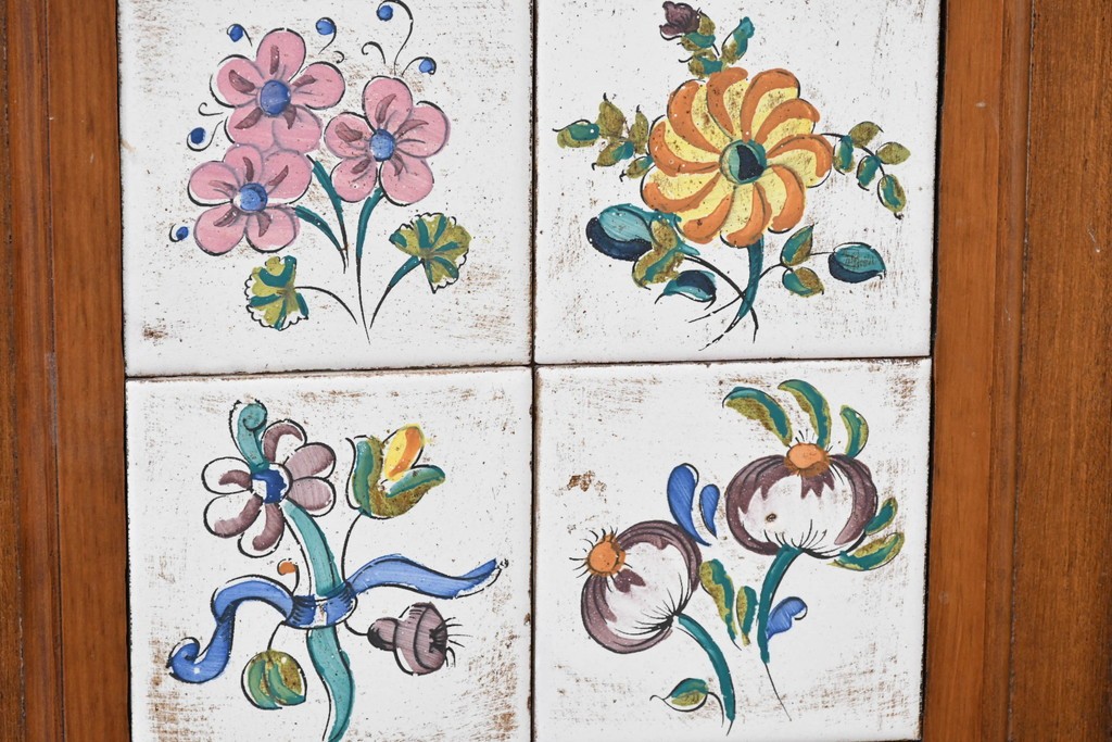 中古　美品　希少な廃番品　ACTUS(アクタス)取り扱い　バレンシアシリーズ　パイン材　花柄タイルが可愛らしい大型のカップボード(R-086314)