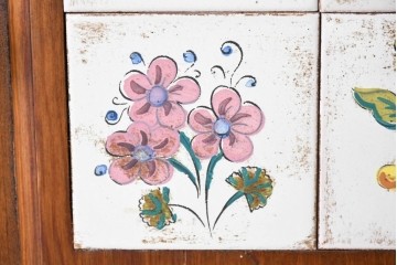 中古　美品　希少な廃番品　ACTUS(アクタス)取り扱い　バレンシアシリーズ　パイン材　花柄タイルが可愛らしい大型のカップボード(R-086314)