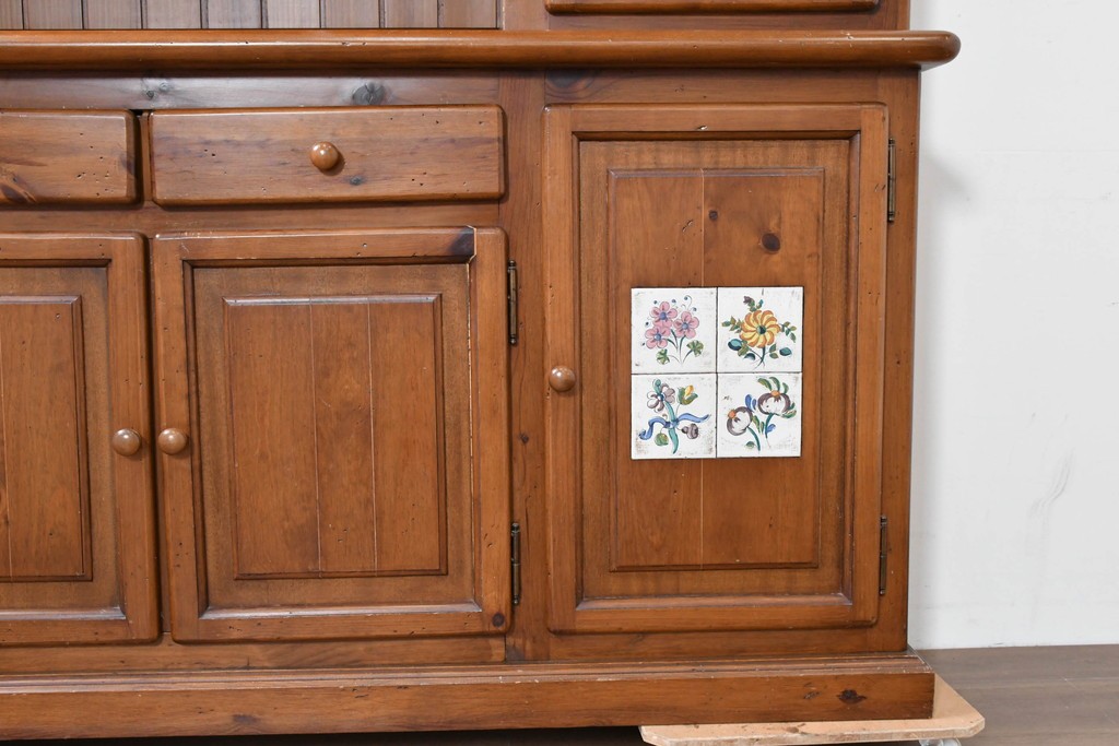 中古　美品　希少な廃番品　ACTUS(アクタス)取り扱い　バレンシアシリーズ　パイン材　花柄タイルが可愛らしい大型のカップボード(R-086314)