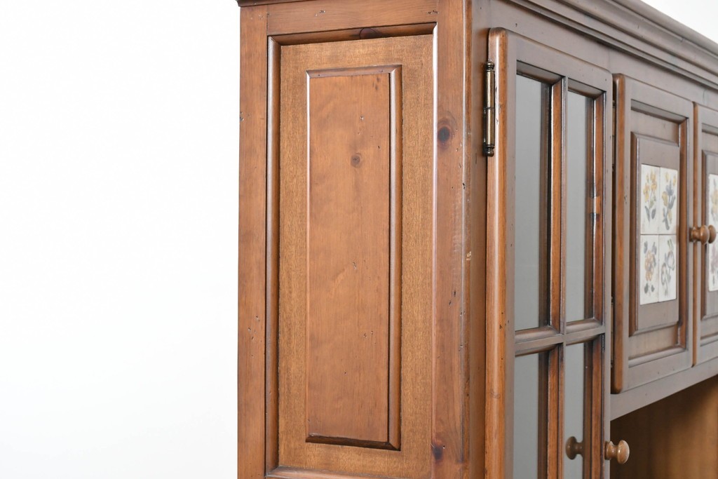 中古　美品　希少な廃番品　ACTUS(アクタス)取り扱い　バレンシアシリーズ　パイン材　花柄タイルが可愛らしい大型のカップボード(R-086314)