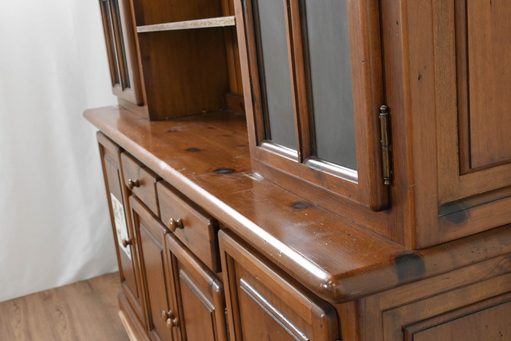 中古　美品　希少な廃番品　ACTUS(アクタス)取り扱い　バレンシアシリーズ　パイン材　花柄タイルが可愛らしい大型のカップボード(R-086314)