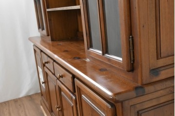 中古　美品　希少な廃番品　ACTUS(アクタス)取り扱い　バレンシアシリーズ　パイン材　花柄タイルが可愛らしい大型のカップボード(R-086314)