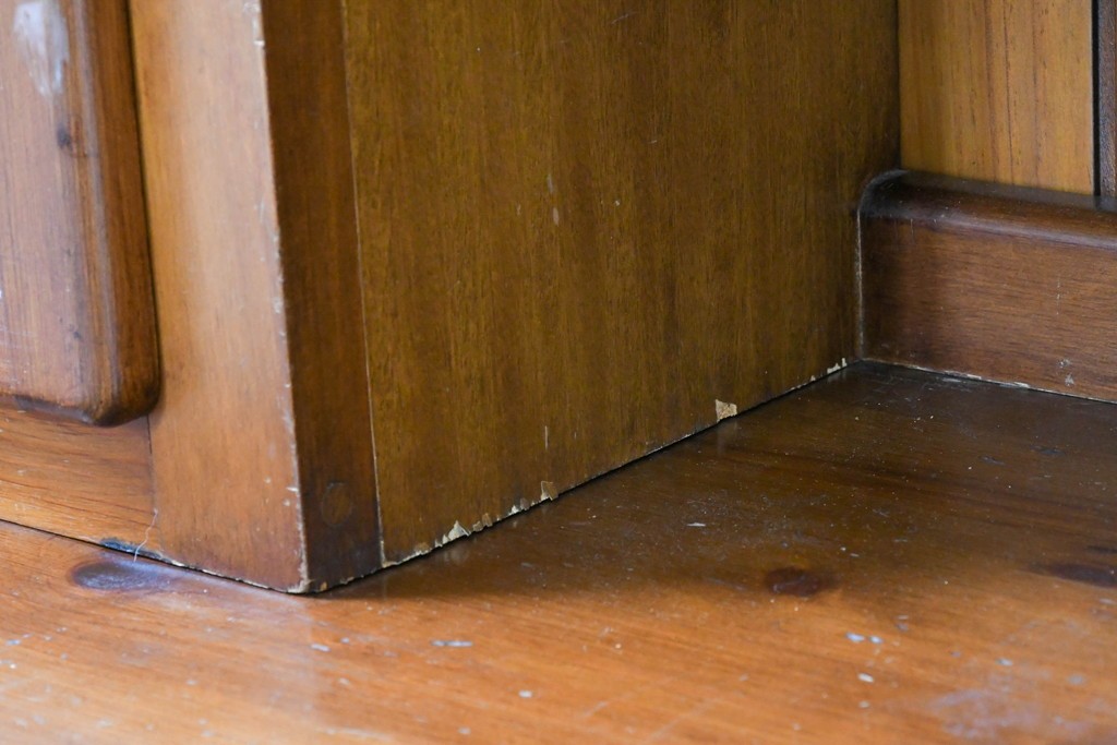 中古　美品　希少な廃番品　ACTUS(アクタス)取り扱い　バレンシアシリーズ　パイン材　花柄タイルが可愛らしい大型のカップボード(R-086314)