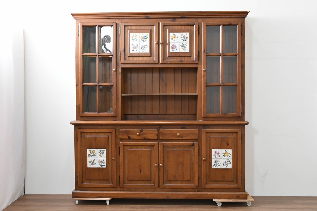 中古　美品　希少な廃番品　ACTUS(アクタス)取り扱い　バレンシアシリーズ　パイン材　花柄タイルが可愛らしい大型のカップボード(R-086314)