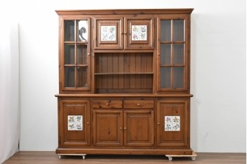 中古　美品　希少な廃番品　ACTUS(アクタス)取り扱い　バレンシアシリーズ　パイン材　花柄タイルが可愛らしい大型のカップボード(R-086314)