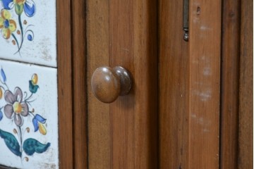 中古　美品　希少な廃番品　ACTUS(アクタス)取り扱い　バレンシアシリーズ　パイン材　花柄タイルが可愛らしい大型のカップボード(R-086314)