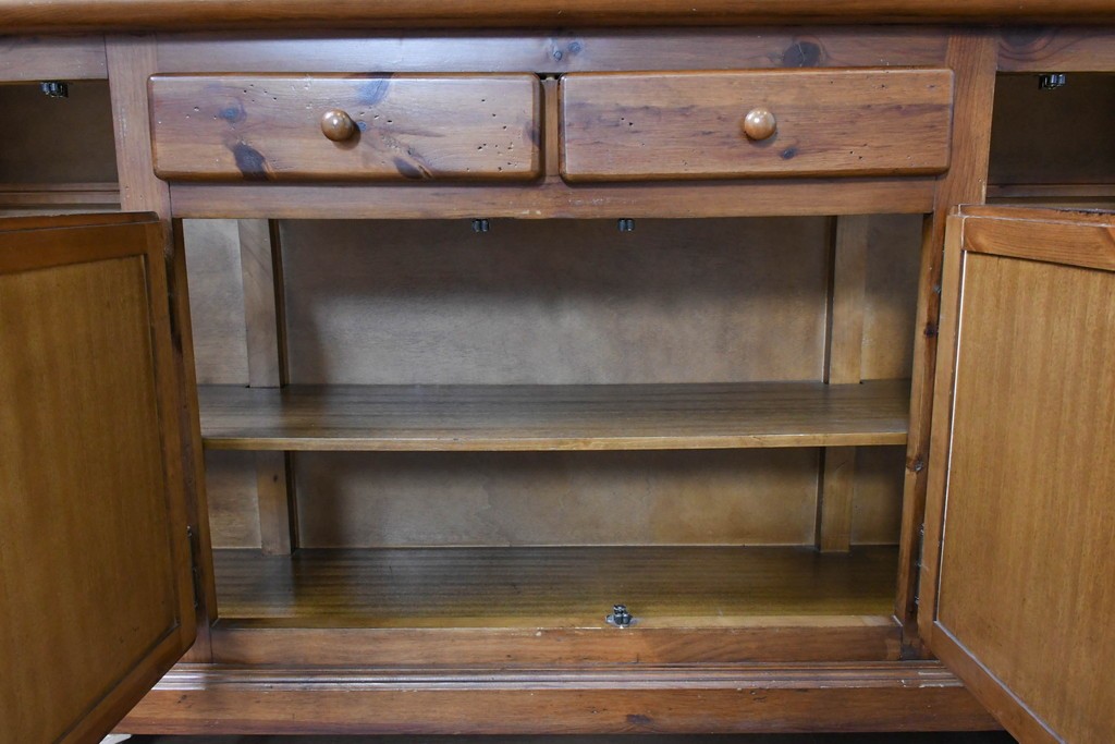 中古　美品　希少な廃番品　ACTUS(アクタス)取り扱い　バレンシアシリーズ　パイン材　花柄タイルが可愛らしい大型のカップボード(R-086314)