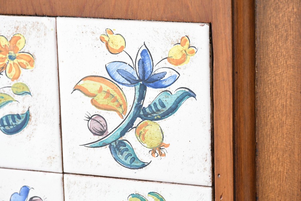 中古　美品　希少な廃番品　ACTUS(アクタス)取り扱い　バレンシアシリーズ　パイン材　花柄タイルが可愛らしい大型のカップボード(R-086314)