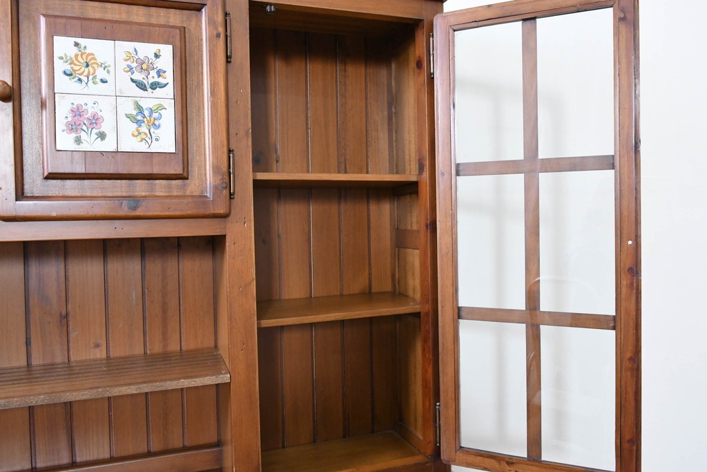 中古　美品　希少な廃番品　ACTUS(アクタス)取り扱い　バレンシアシリーズ　パイン材　花柄タイルが可愛らしい大型のカップボード(R-086314)