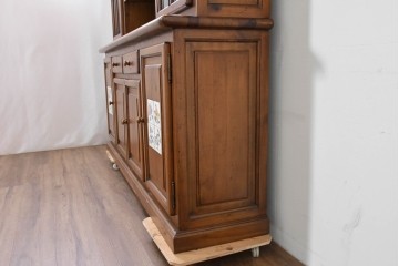 中古　美品　希少な廃番品　ACTUS(アクタス)取り扱い　バレンシアシリーズ　パイン材　花柄タイルが可愛らしい大型のカップボード(R-086314)