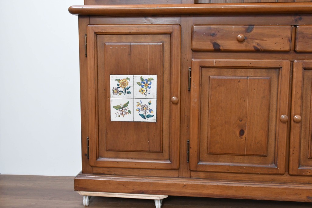 中古　美品　希少な廃番品　ACTUS(アクタス)取り扱い　バレンシアシリーズ　パイン材　花柄タイルが可愛らしい大型のカップボード(R-086314)