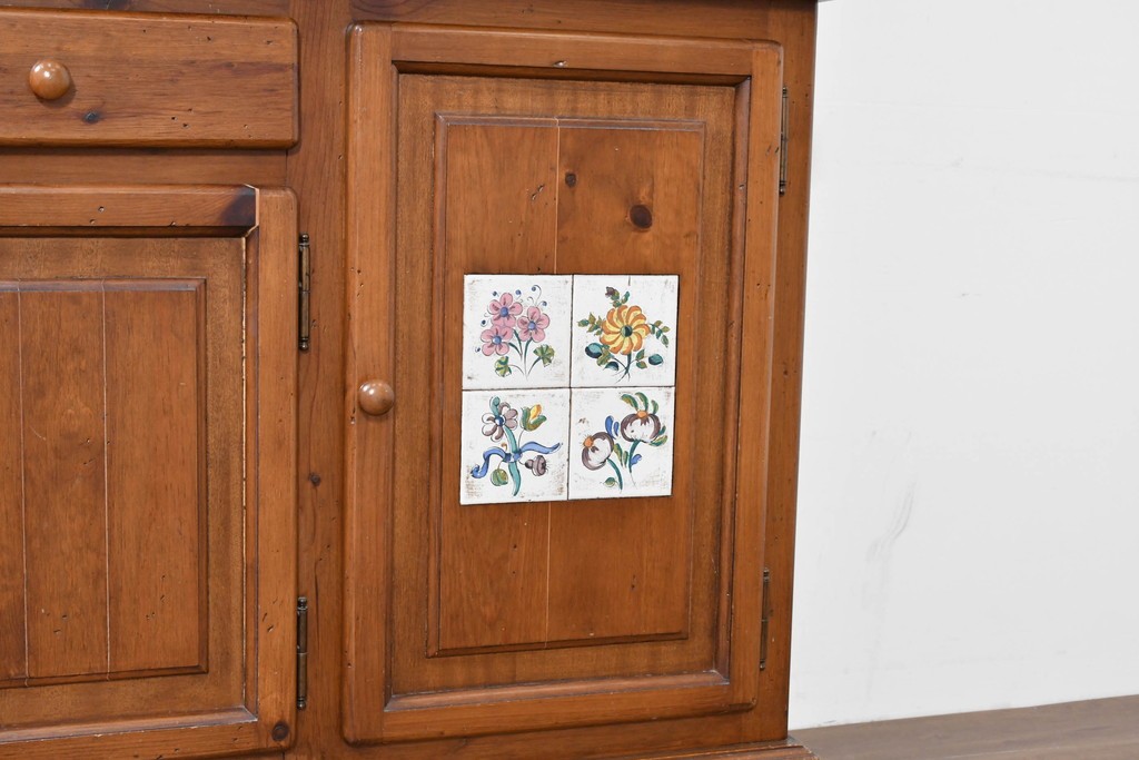 中古　美品　希少な廃番品　ACTUS(アクタス)取り扱い　バレンシアシリーズ　パイン材　花柄タイルが可愛らしい大型のカップボード(R-086314)