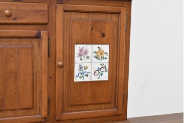 中古　美品　希少な廃番品　ACTUS(アクタス)取り扱い　バレンシアシリーズ　パイン材　花柄タイルが可愛らしい大型のカップボード(R-086314)