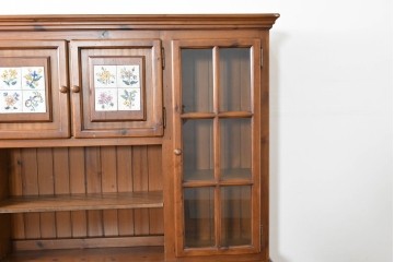 中古　美品　希少な廃番品　ACTUS(アクタス)取り扱い　バレンシアシリーズ　パイン材　花柄タイルが可愛らしい大型のカップボード(R-086314)