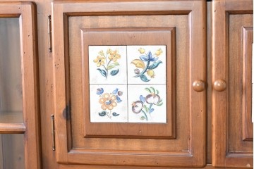 中古　美品　希少な廃番品　ACTUS(アクタス)取り扱い　バレンシアシリーズ　パイン材　花柄タイルが可愛らしい大型のカップボード(R-086314)