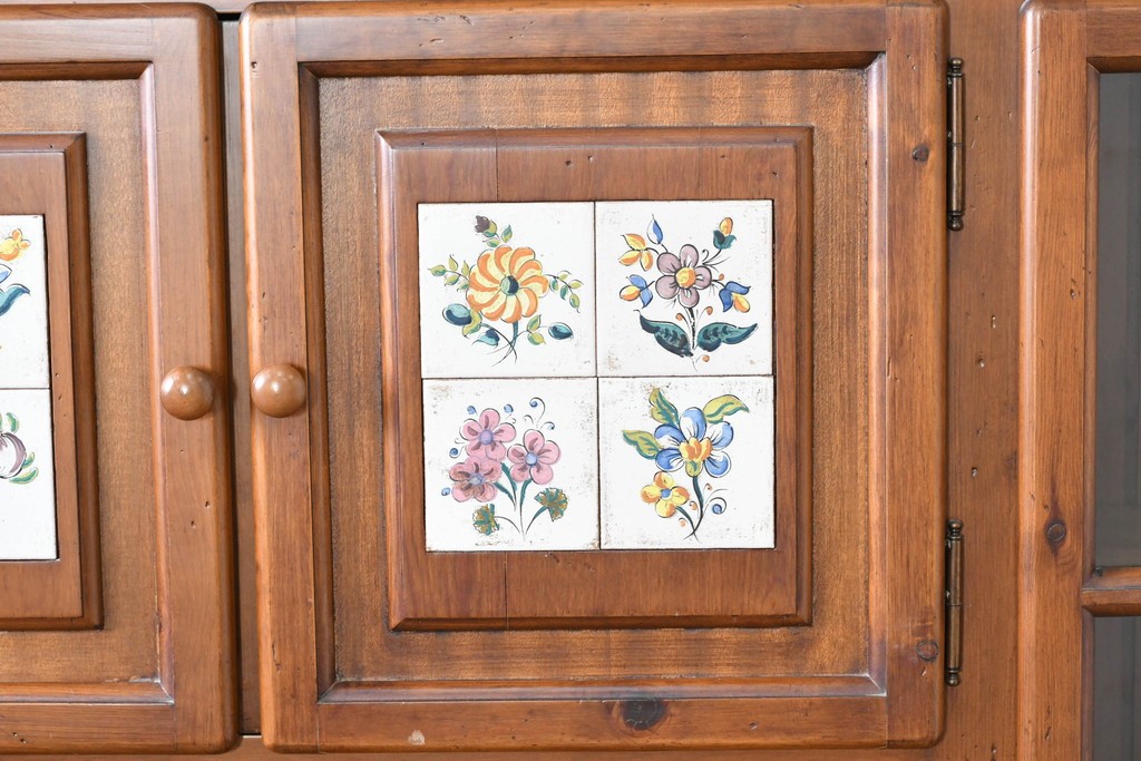 中古　美品　希少な廃番品　ACTUS(アクタス)取り扱い　バレンシアシリーズ　パイン材　花柄タイルが可愛らしい大型のカップボード(R-086314)