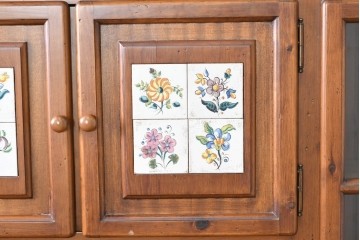 中古　美品　希少な廃番品　ACTUS(アクタス)取り扱い　バレンシアシリーズ　パイン材　花柄タイルが可愛らしい大型のカップボード(R-086314)