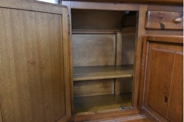 中古　美品　希少な廃番品　ACTUS(アクタス)取り扱い　バレンシアシリーズ　パイン材　花柄タイルが可愛らしい大型のカップボード(R-086314)