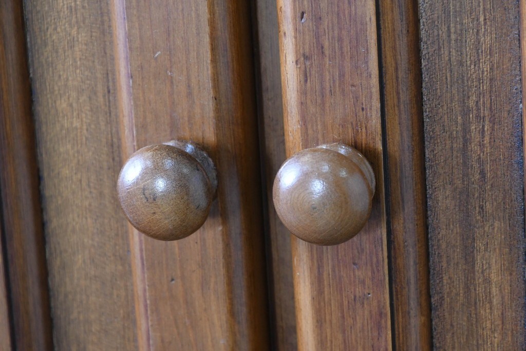 中古　美品　希少な廃番品　ACTUS(アクタス)取り扱い　バレンシアシリーズ　パイン材　花柄タイルが可愛らしい大型のカップボード(R-086314)