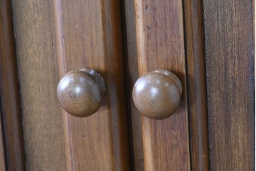 中古　美品　希少な廃番品　ACTUS(アクタス)取り扱い　バレンシアシリーズ　パイン材　花柄タイルが可愛らしい大型のカップボード(R-086314)