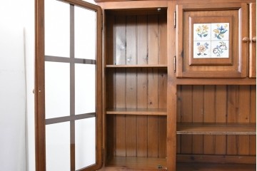 中古　美品　希少な廃番品　ACTUS(アクタス)取り扱い　バレンシアシリーズ　パイン材　花柄タイルが可愛らしい大型のカップボード(R-086314)